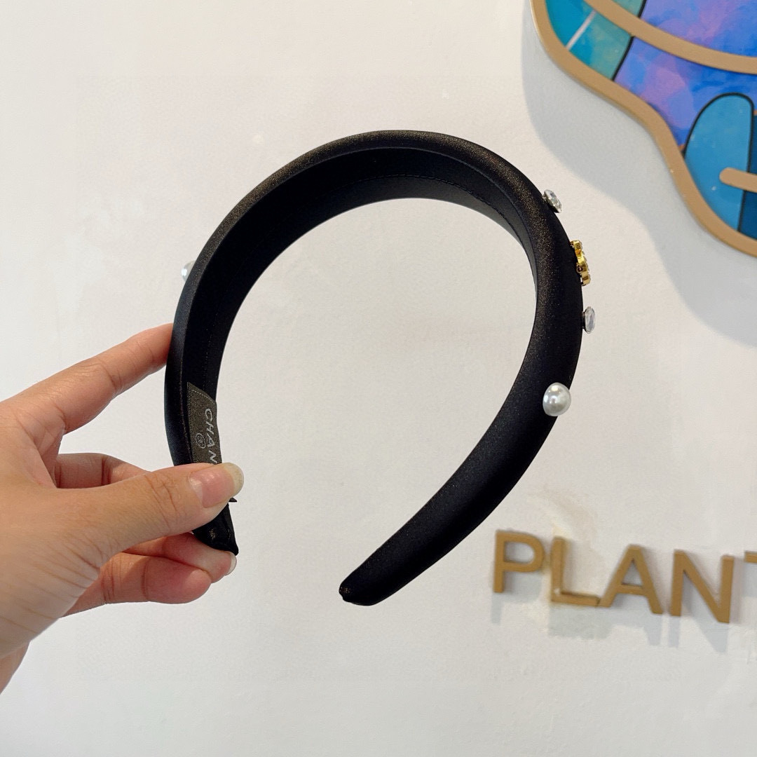 配包装
CHANEL（香奈儿）新款小香发箍，氛围感法式复古贴钻缎面头箍、网红爆款推荐 搭配高端材质，时尚