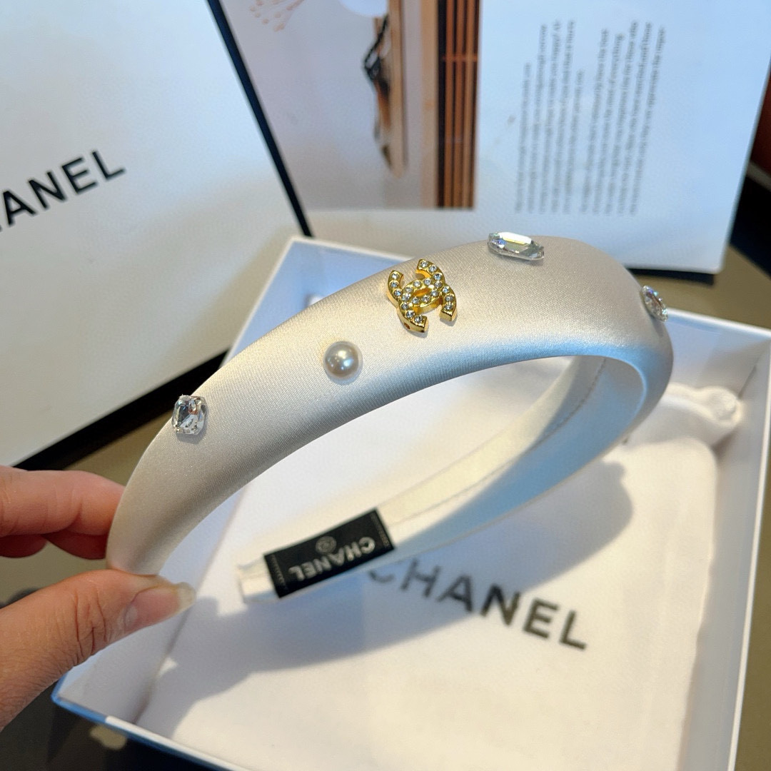 配包装
CHANEL（香奈儿）新款小香发箍，氛围感法式复古贴钻缎面头箍、网红爆款推荐 搭配高端材质，时尚