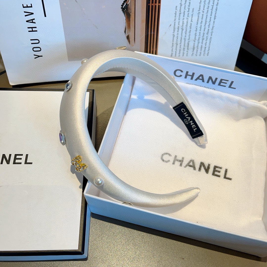 配包装
CHANEL（香奈儿）新款小香发箍，氛围感法式复古贴钻缎面头箍、网红爆款推荐 搭配高端材质，时尚