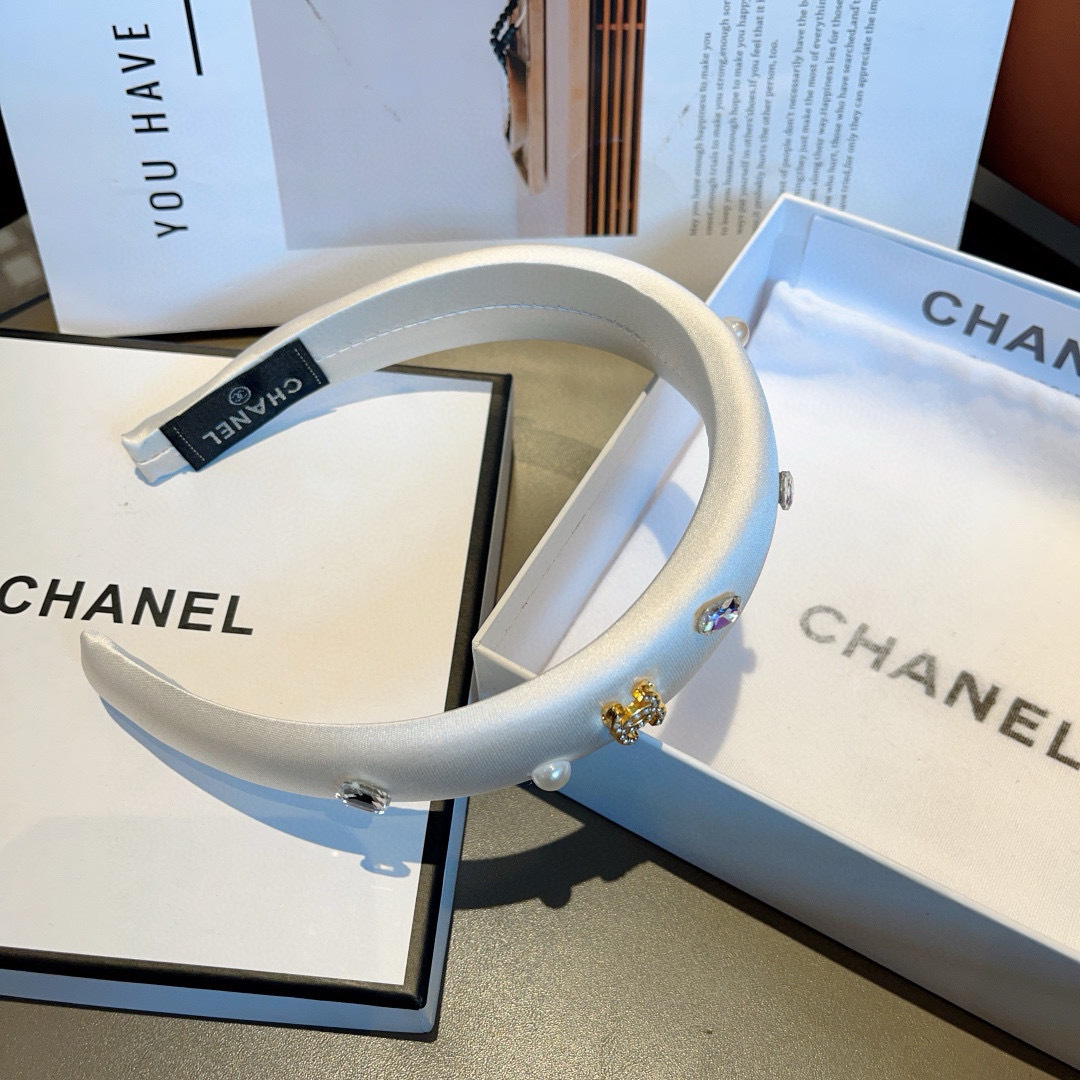 配包装
CHANEL（香奈儿）新款小香发箍，氛围感法式复古贴钻缎面头箍、网红爆款推荐 搭配高端材质，时尚