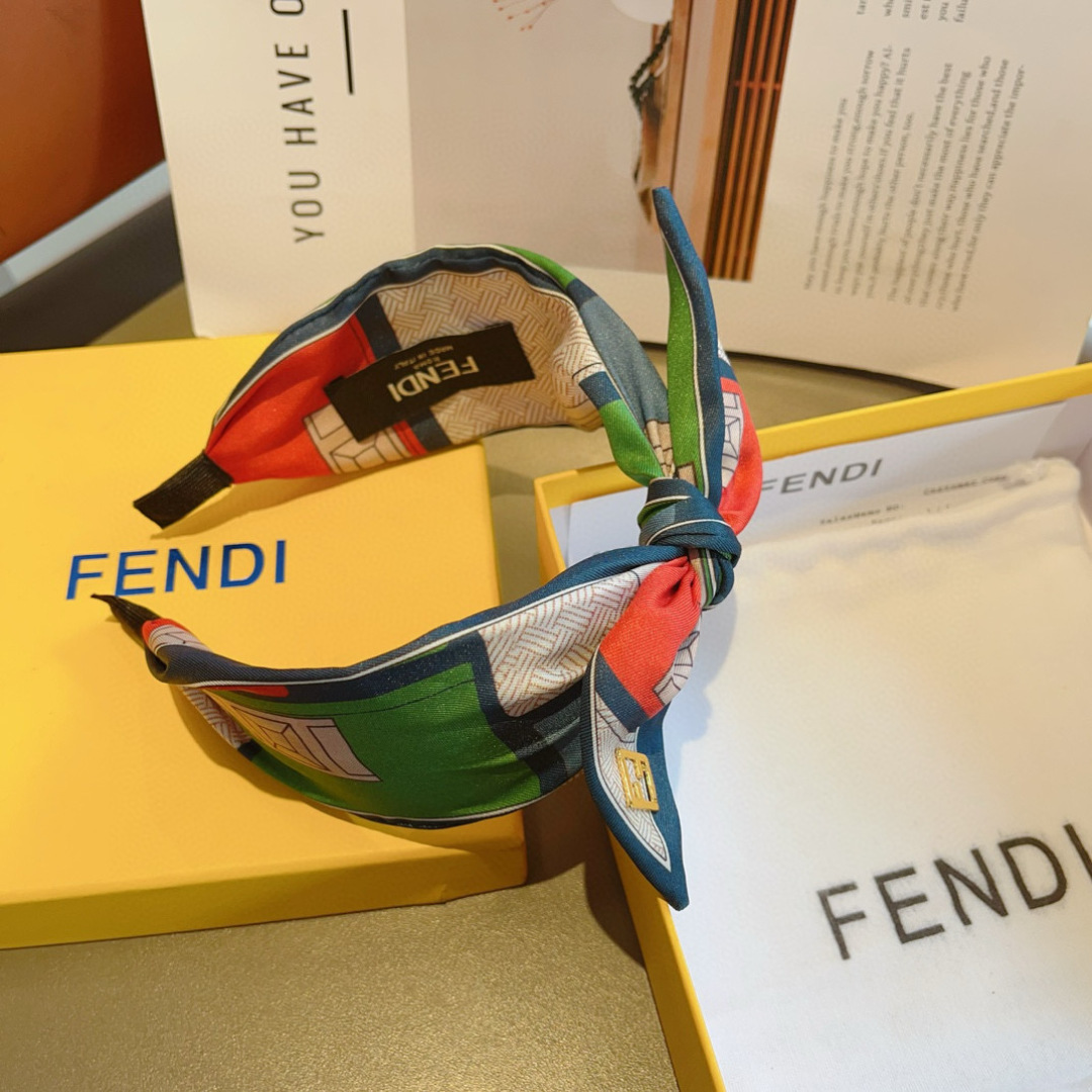 配包装
FENDI 芬迪 火爆新款蝴蝶结字母发箍，复古头箍，简约百搭，潮女必备品，超级的高大上！