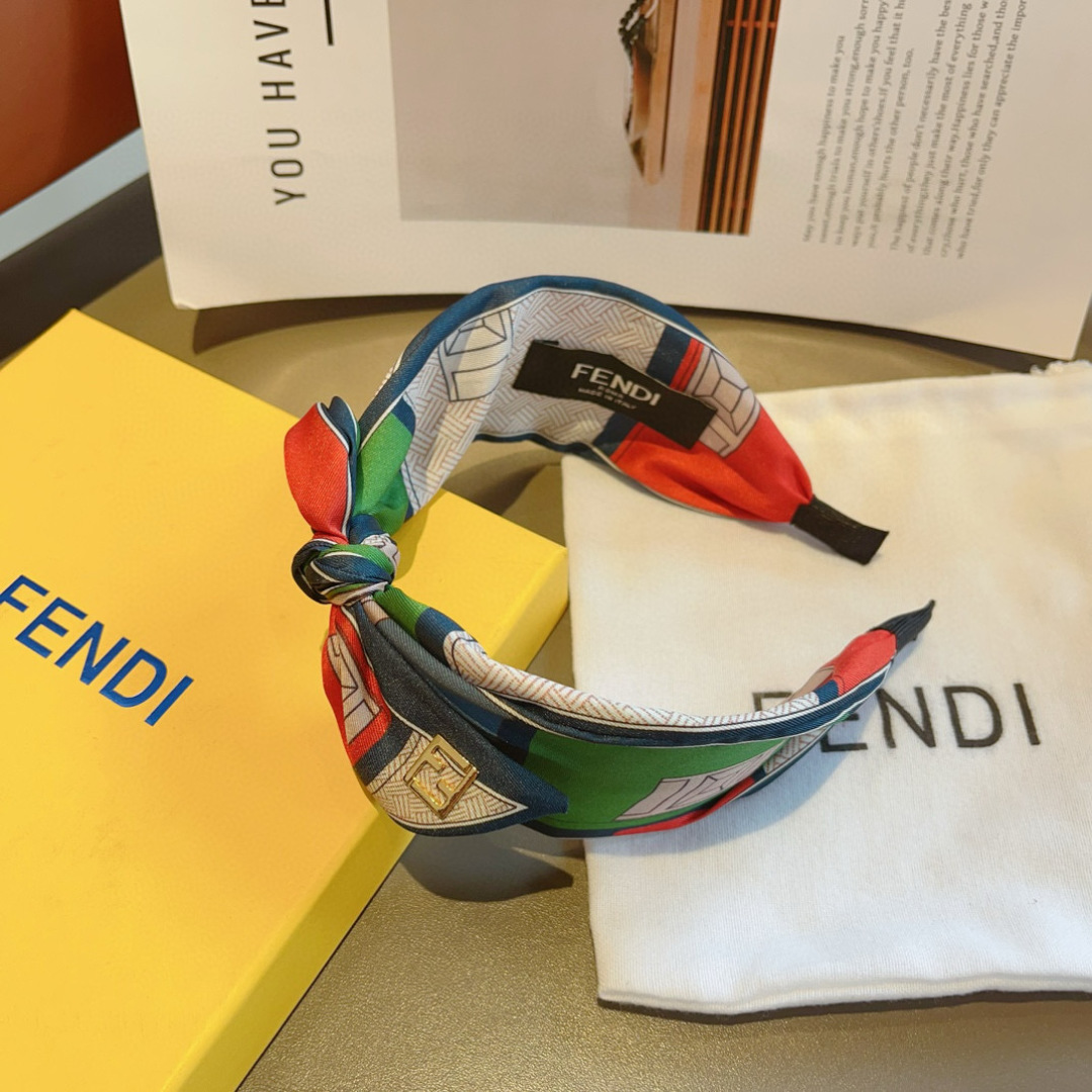 配包装
FENDI 芬迪 火爆新款蝴蝶结字母发箍，复古头箍，简约百搭，潮女必备品，超级的高大上！