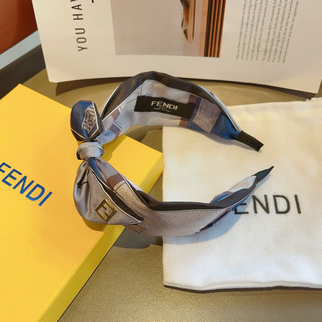 配包装
FENDI 芬迪 火爆新款蝴蝶结字母发箍，复古头箍，简约百搭，潮女必备品，超级的高大上！