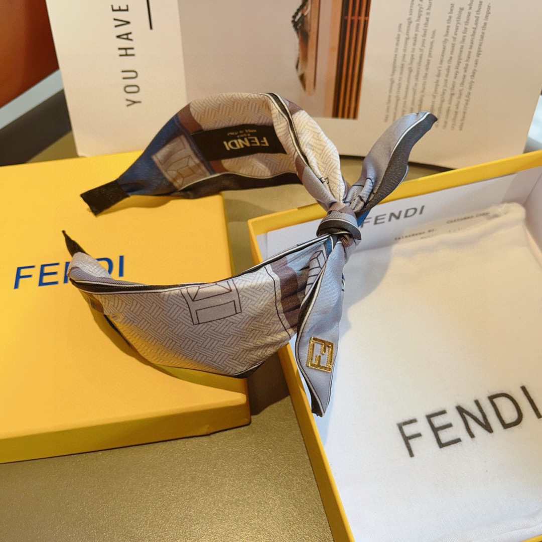 配包装
FENDI 芬迪 火爆新款蝴蝶结字母发箍，复古头箍，简约百搭，潮女必备品，超级的高大上！