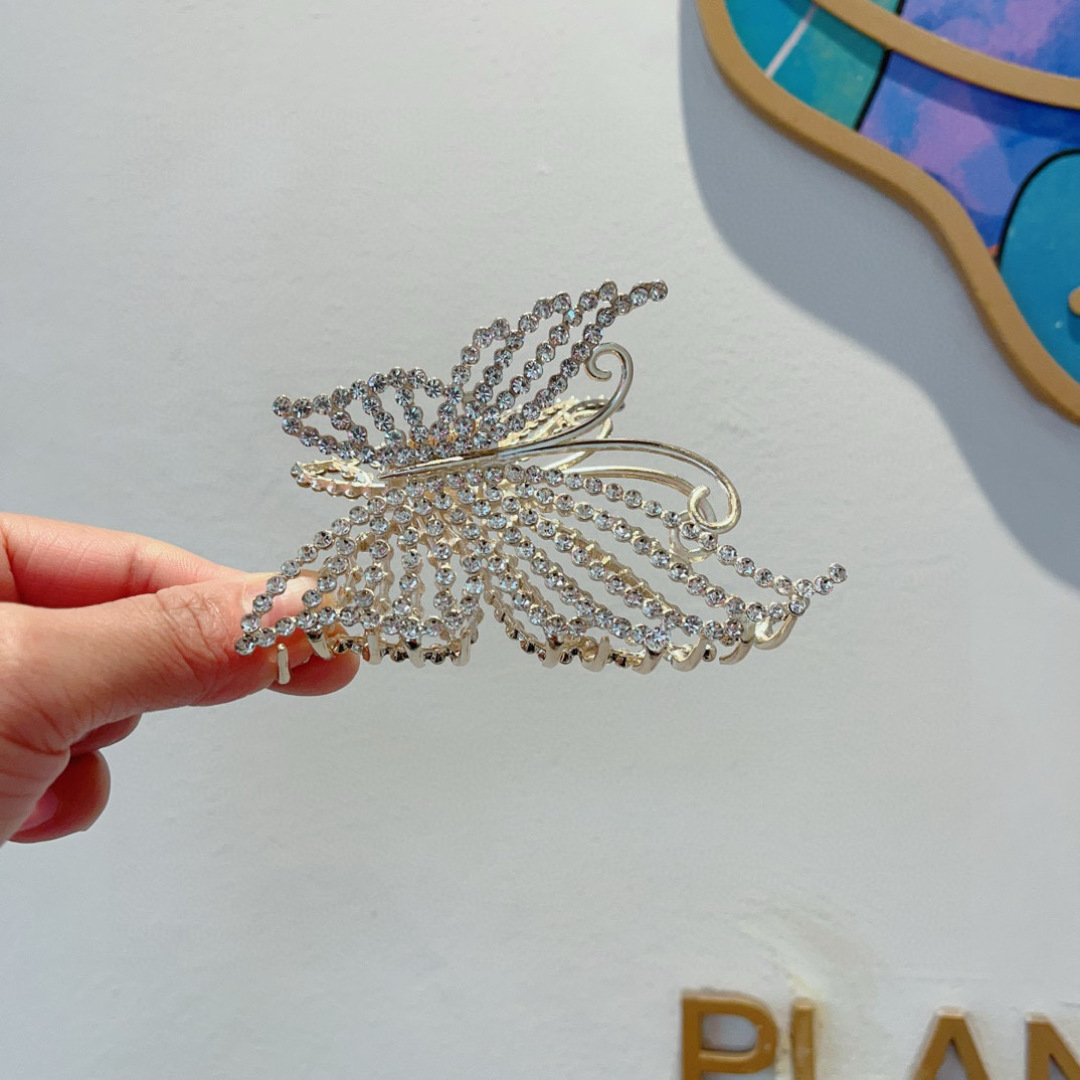 配包装
ＣＨＡＮＥＬ香奈儿镶钻珍珠轻奢简约抓夹，网红时尚潮流，女神必备单品，超级精致哦!名媛范儿。
