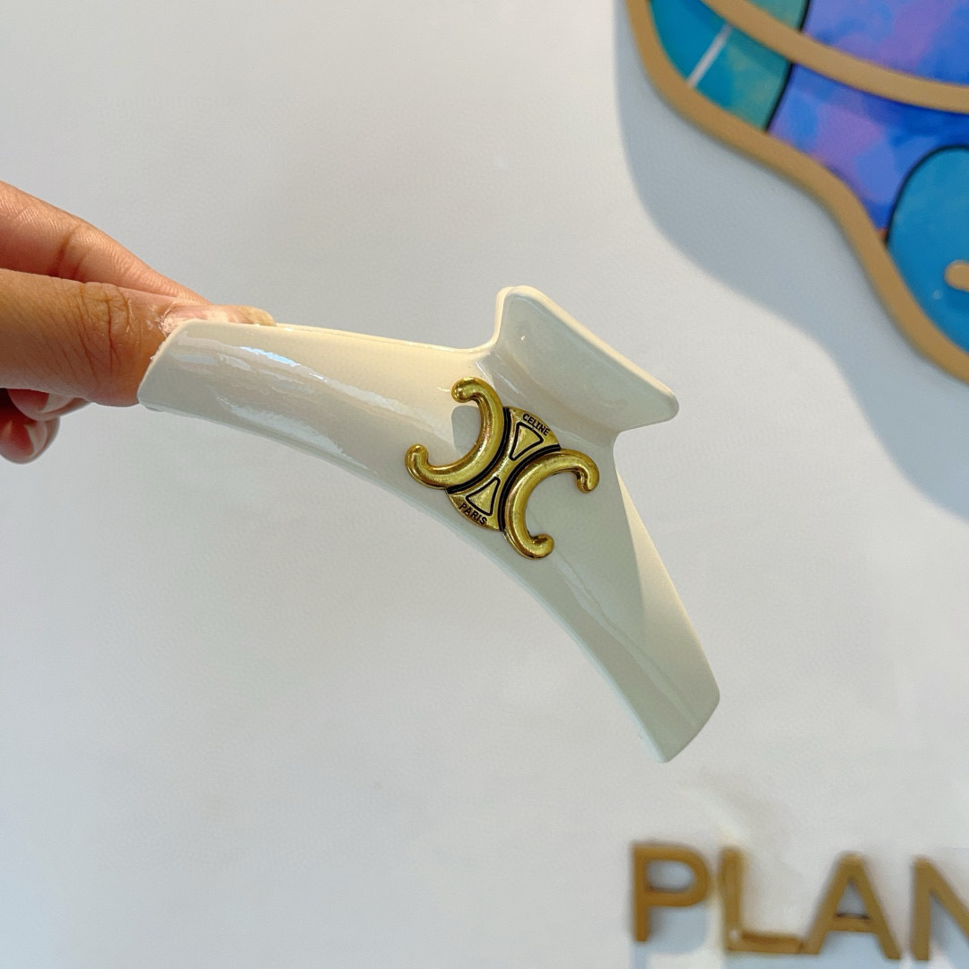 配包装
CELINE（赛琳） 凯旋门新款复古抓夹 鸭嘴夹发夹，经典字母logo弹簧夹， 超精致，转图必爆