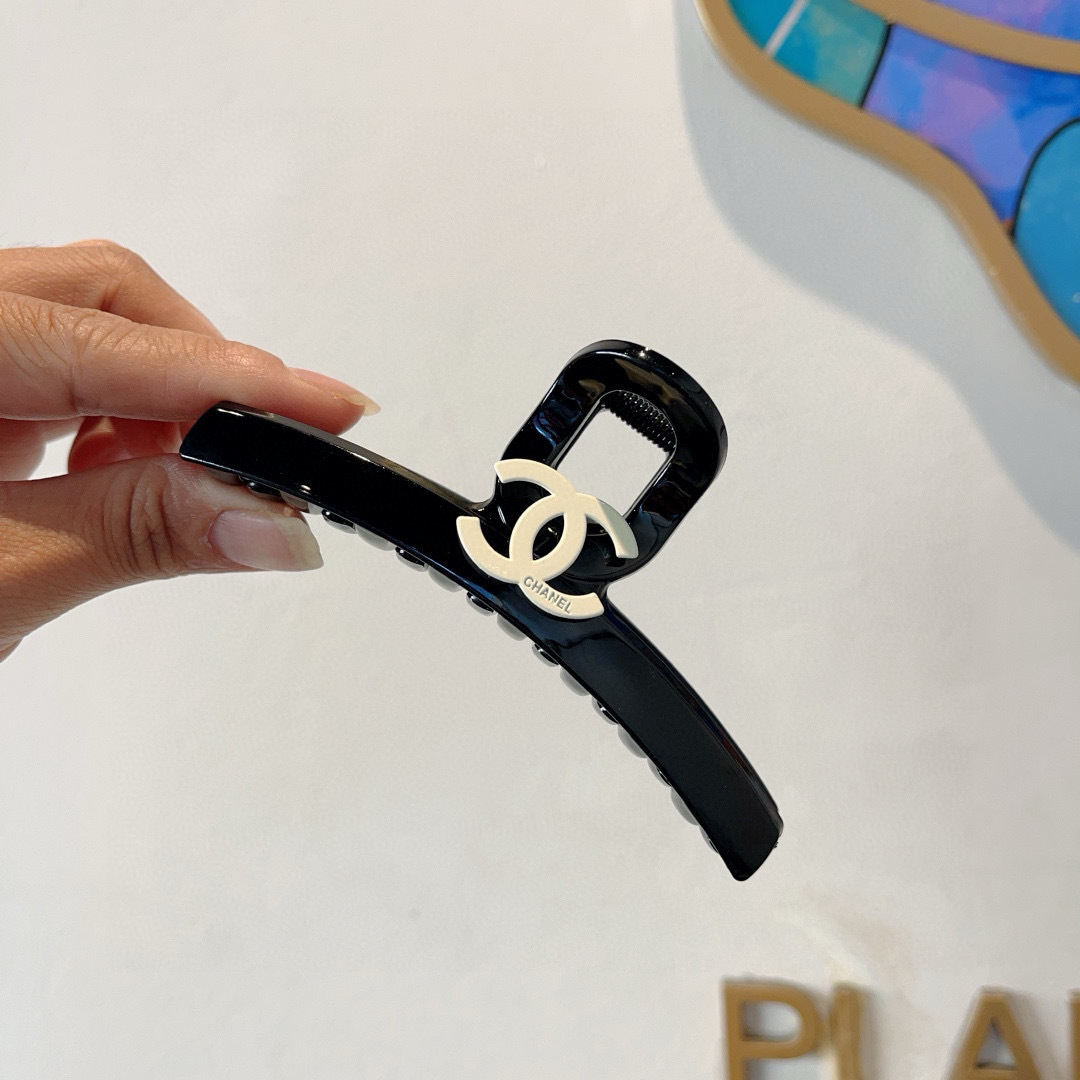 配包装
CHANEL（香奈儿）新款手工贴钻网红抓夹，高级感字母简约复古发夹原单货，简约百搭，潮女必备品，