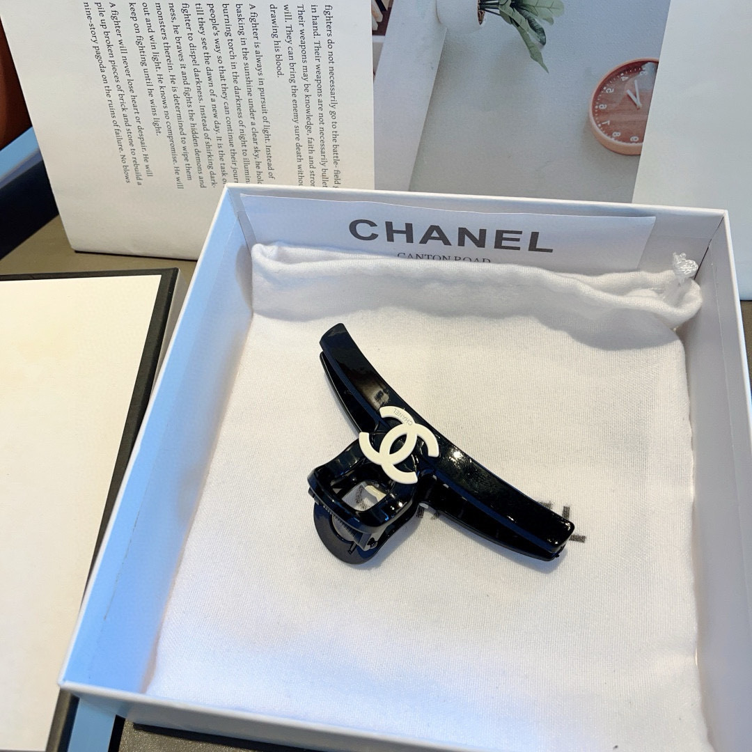 配包装
CHANEL（香奈儿）新款手工贴钻网红抓夹，高级感字母简约复古发夹原单货，简约百搭，潮女必备品，