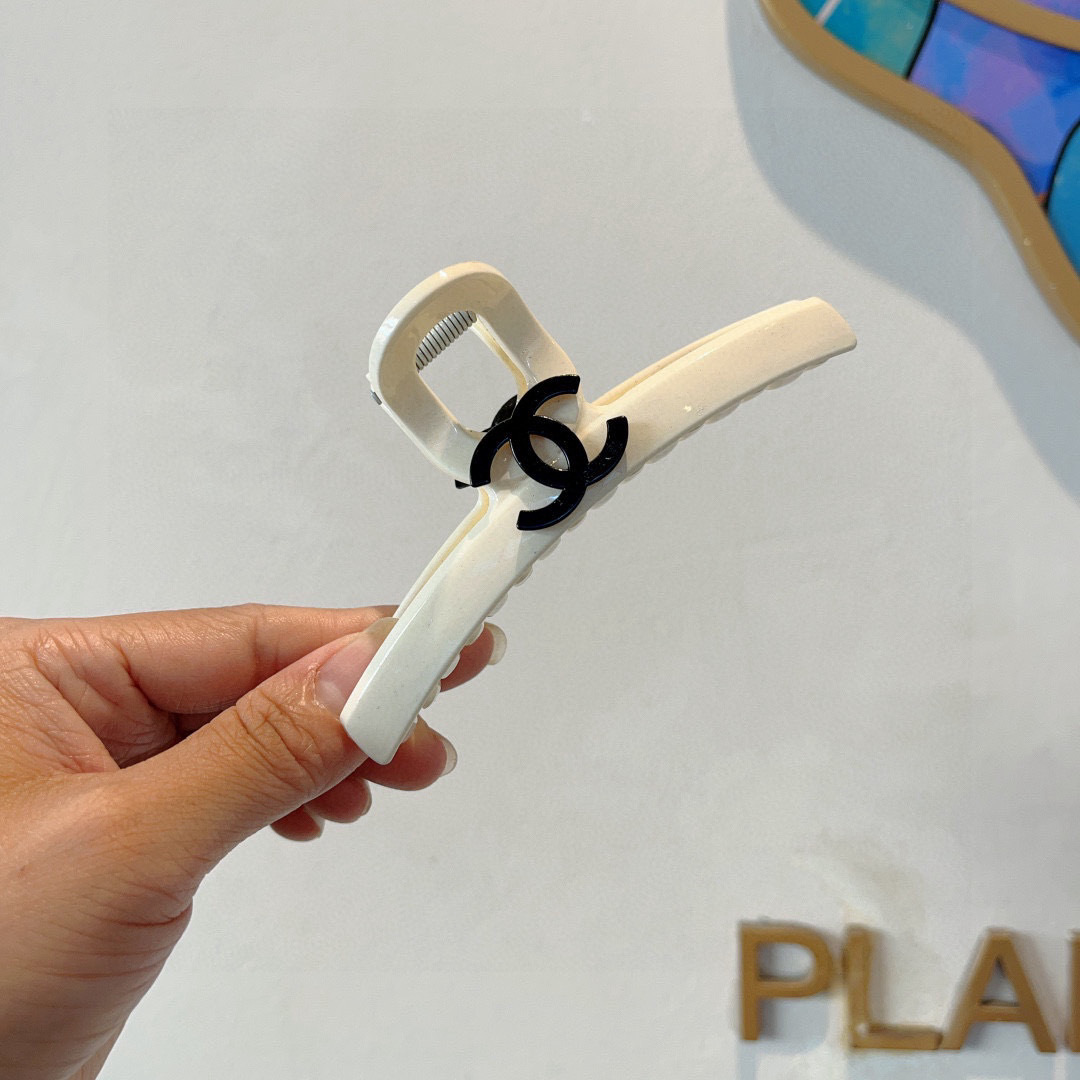 配包装
CHANEL（香奈儿）新款手工贴钻网红抓夹，高级感字母简约复古发夹原单货，简约百搭，潮女必备品，