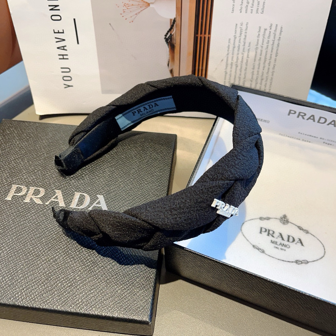 配包装
PRADA （普拉达） 新款潮流发箍。气质女神必备单品。非常百搭，时尚潮流， 戴上它满满的高大上
