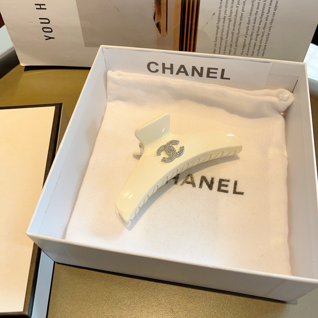 配包装
CHANEL（香奈儿）新款手工贴钻网红抓夹，高级感字母简约复古发夹原单货，简约百搭，潮女必备品，