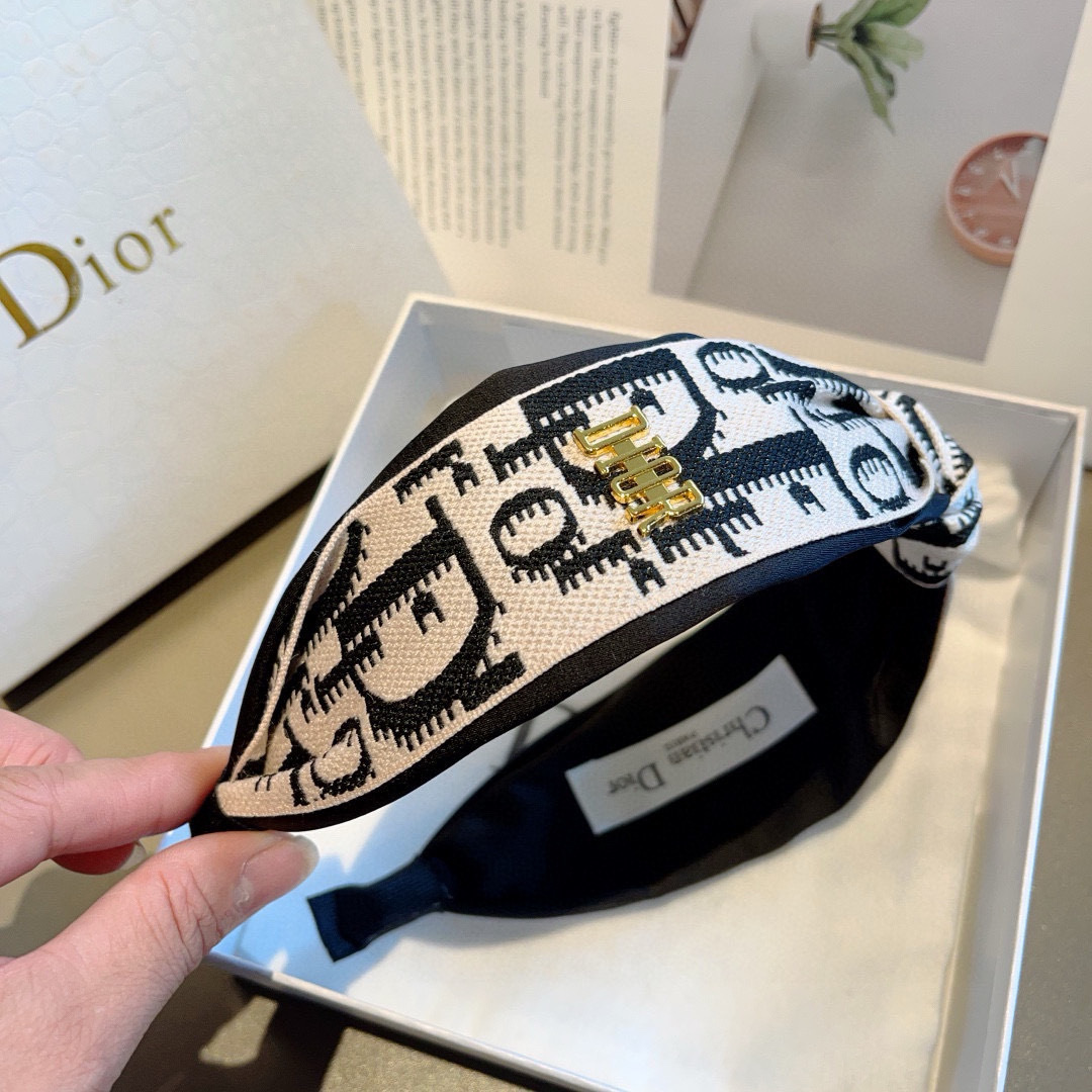 配包装
Dior（迪奥） 火爆新款打结款宽版发箍,专柜原单头箍 让你的魅力绽放 清新淑女范让时尚更简单。