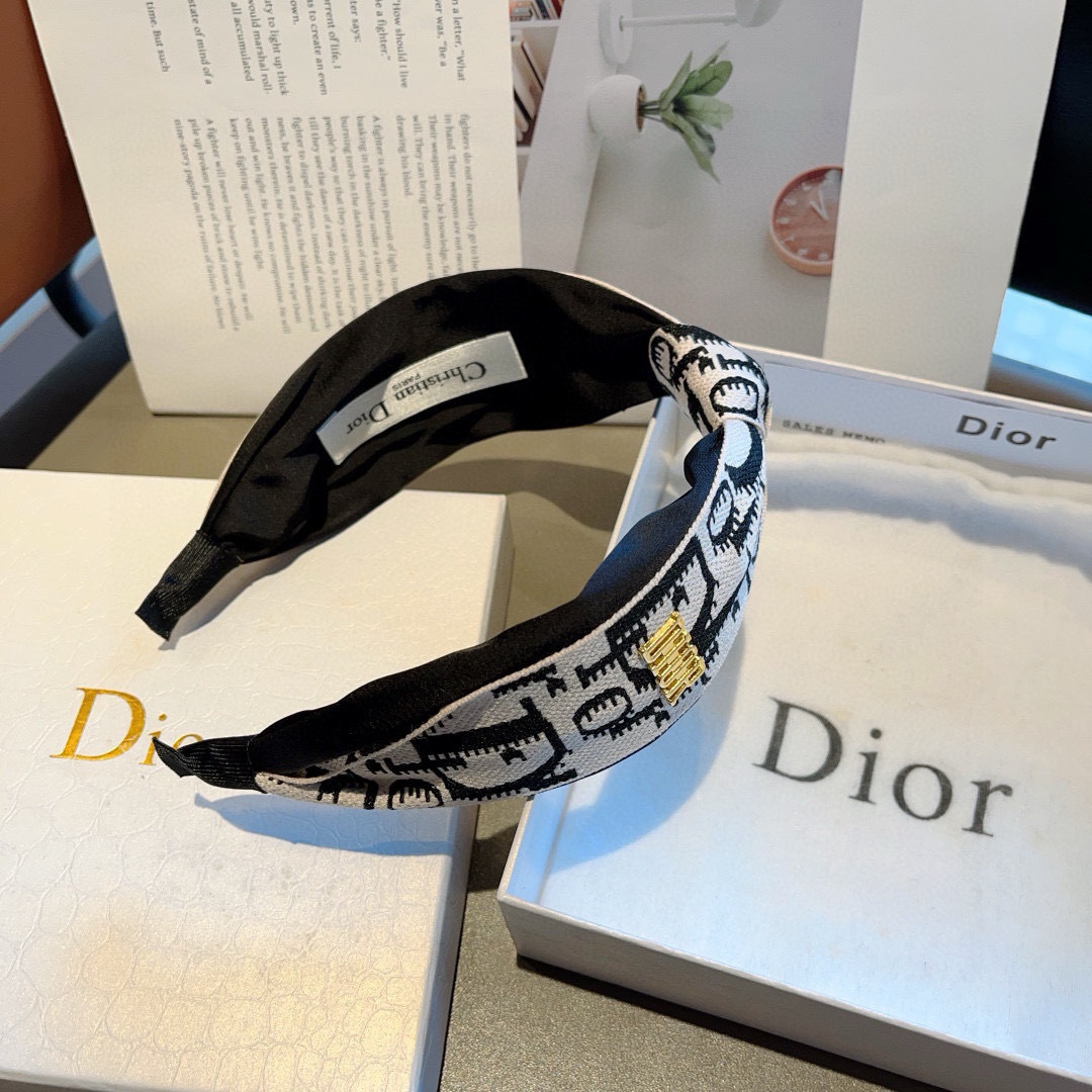 配包装
Dior（迪奥） 火爆新款打结款宽版发箍,专柜原单头箍 让你的魅力绽放 清新淑女范让时尚更简单。