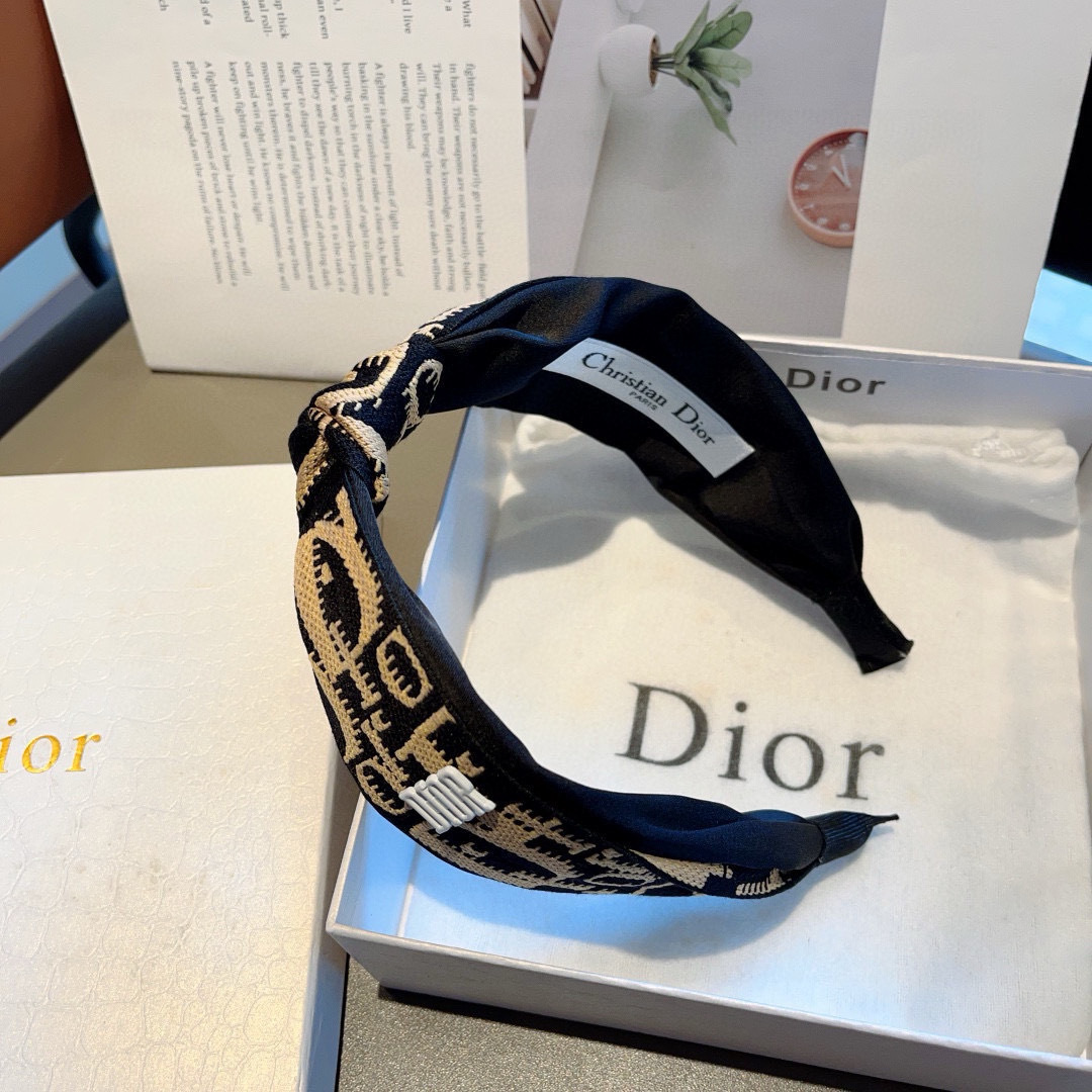 配包装
Dior（迪奥） 火爆新款打结款宽版发箍,专柜原单头箍 让你的魅力绽放 清新淑女范让时尚更简单。
