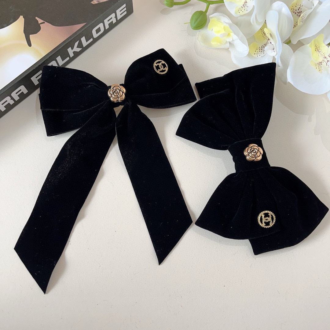 配包装
CHANEL （香奈儿）明星同款蝴蝶结抓夹发夹 弹弓夹 网红推荐款♥ 复古蝴蝶结款，超级百搭哦！