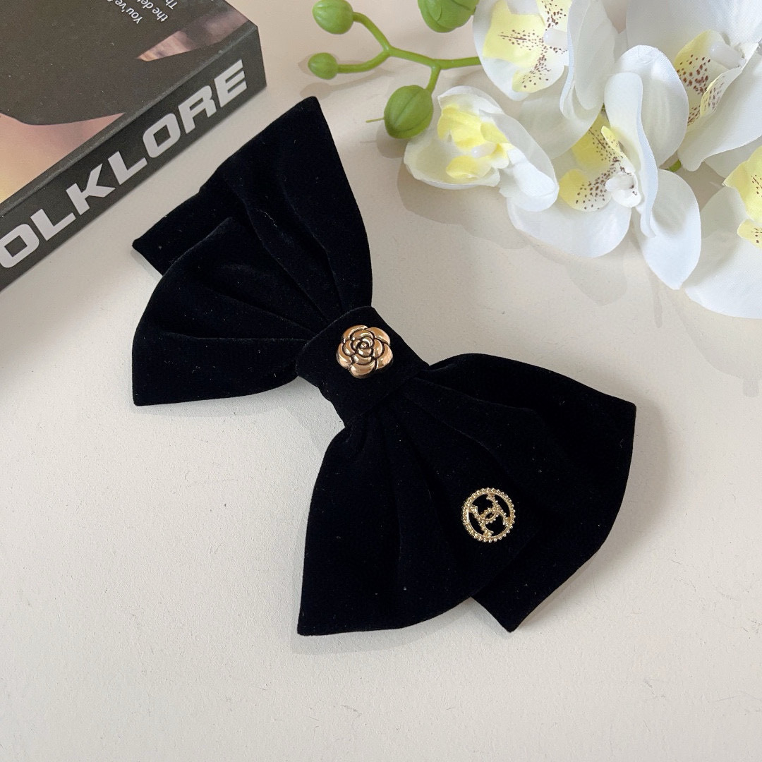 配包装
CHANEL （香奈儿）明星同款蝴蝶结抓夹发夹 弹弓夹 网红推荐款♥ 复古蝴蝶结款，超级百搭哦！