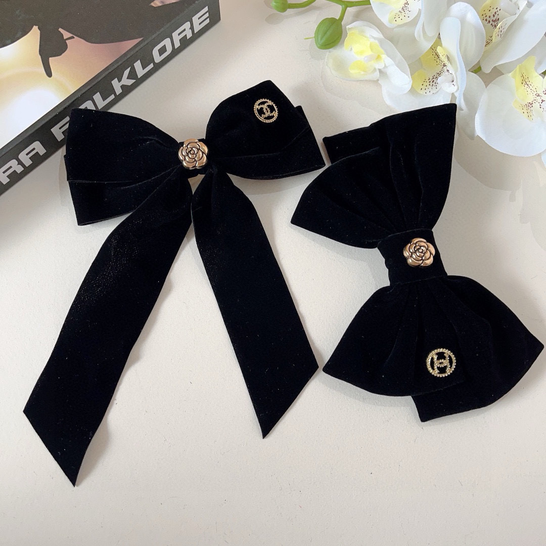 配包装
CHANEL （香奈儿）明星同款蝴蝶结抓夹发夹 弹弓夹 网红推荐款♥ 复古蝴蝶结款，超级百搭哦！