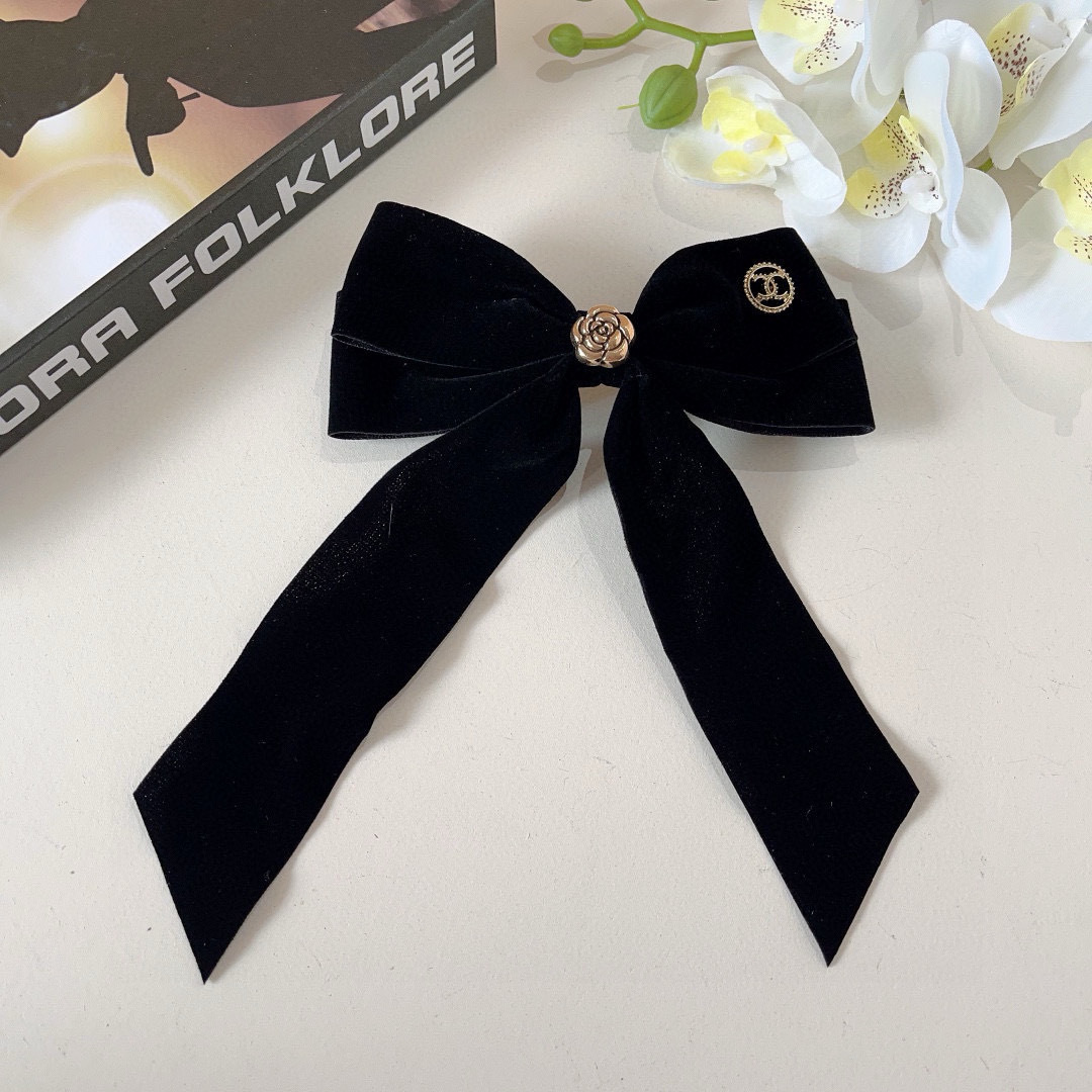 配包装
CHANEL （香奈儿）明星同款蝴蝶结抓夹发夹 弹弓夹 网红推荐款♥ 复古蝴蝶结款，超级百搭哦！