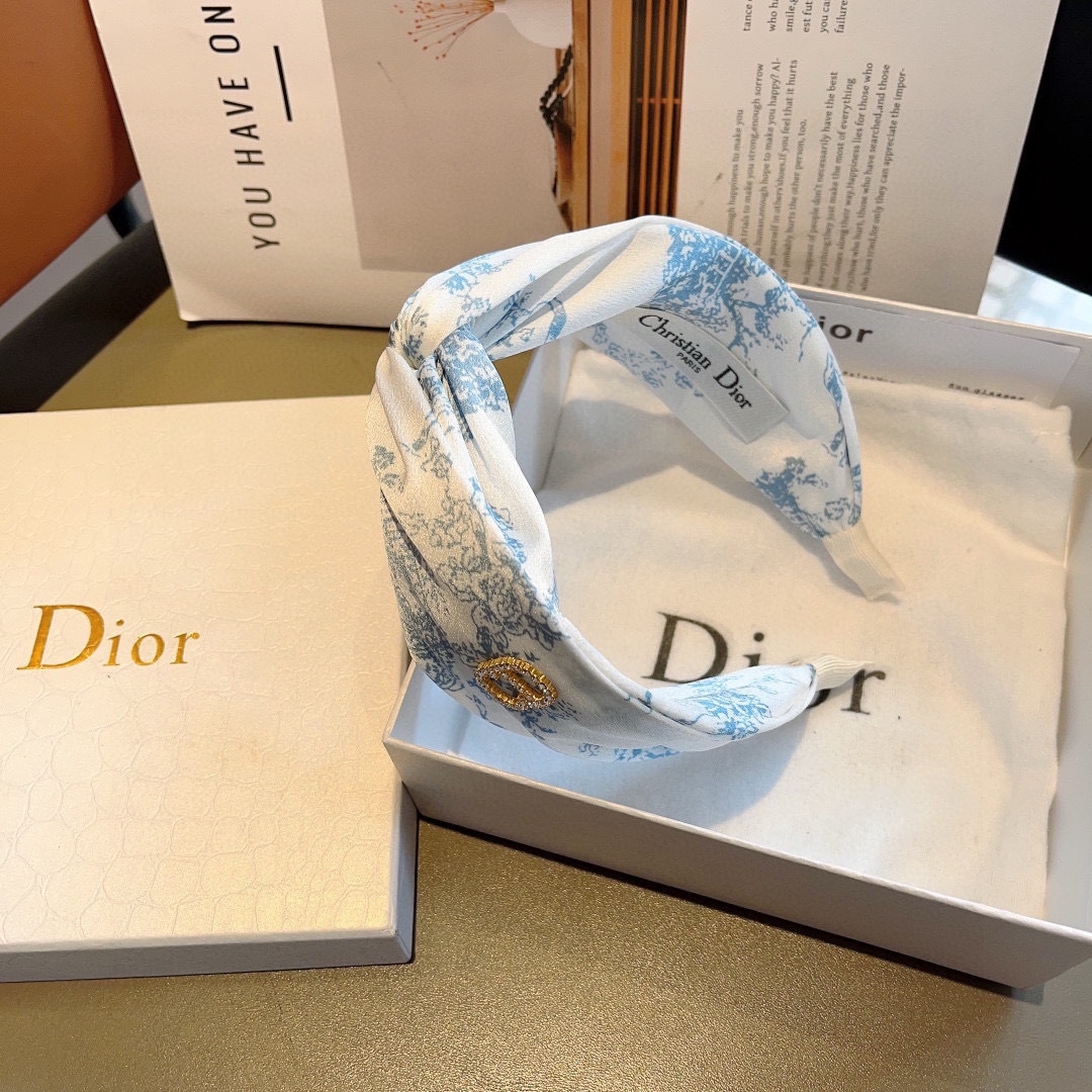配包装
Dior（迪奥） 火爆新款D字母真丝宽版发箍,专柜品质 让你的魅力绽放 清新淑女范让时尚更简单。