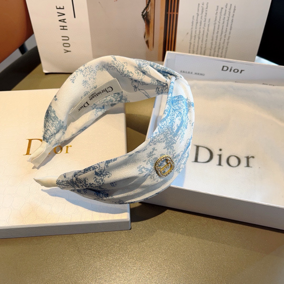 配包装
Dior（迪奥） 火爆新款D字母真丝宽版发箍,专柜品质 让你的魅力绽放 清新淑女范让时尚更简单。