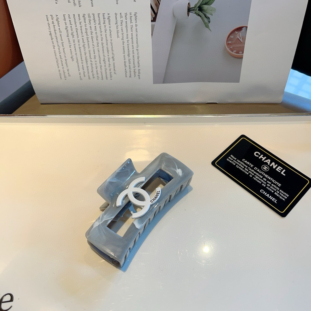 配包装
CHANEL （香奈儿） 欧美新款潮流抓夹，明星同款 女神必备单品，非常百搭，时尚发夹， 戴上它