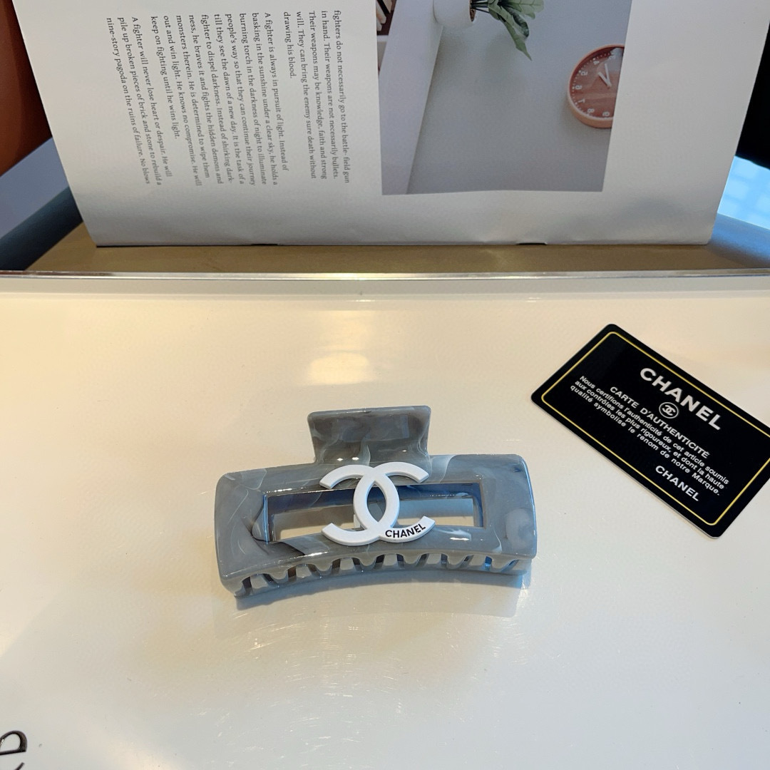 配包装
CHANEL （香奈儿） 欧美新款潮流抓夹，明星同款 女神必备单品，非常百搭，时尚发夹， 戴上它