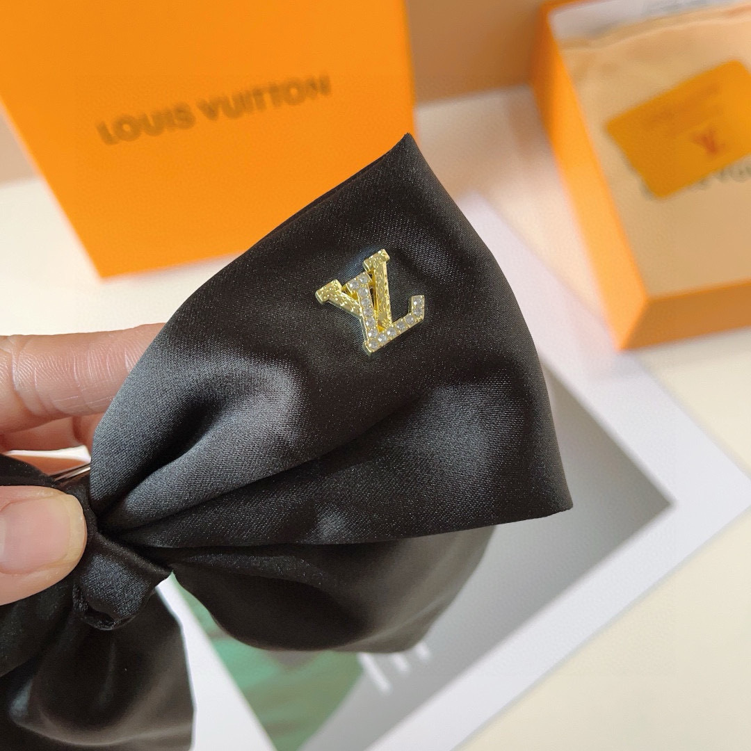配包装
LV （路易威登）明星同款蝴蝶结发夹 弹弓夹 网红推荐款♥ 经典蝴蝶结头饰，超级百搭哦！敲黑板推