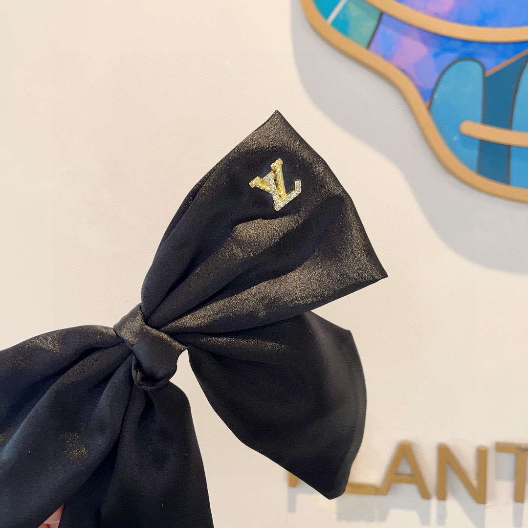 配包装
LV （路易威登）明星同款蝴蝶结发夹 弹弓夹 网红推荐款♥ 经典蝴蝶结头饰，超级百搭哦！敲黑板推