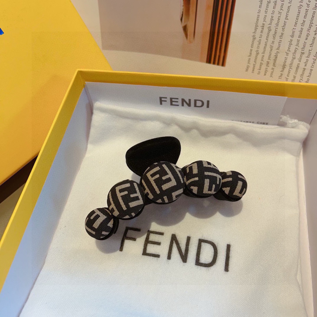 配包装
FENDI （芬迪）新款发夹，亚克力抓夹，超精美边，女神必备单品，非常百搭，时尚潮流！