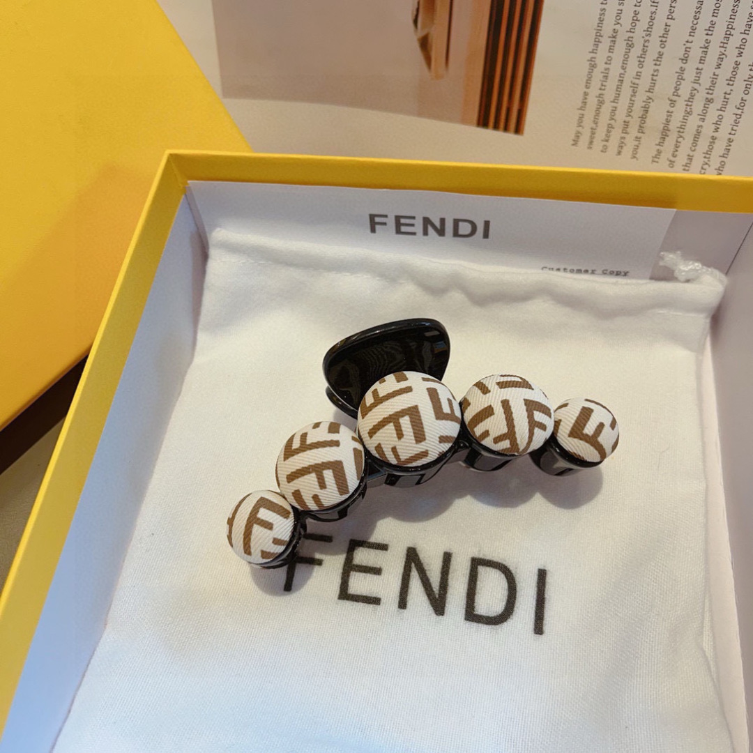 配包装
FENDI （芬迪）新款发夹，亚克力抓夹，超精美边，女神必备单品，非常百搭，时尚潮流！