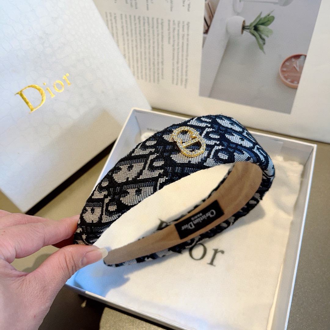 配包装
Dior（迪奥） 火爆新款经典D字母宽版发箍,专柜品质 让你的魅力绽放 清新淑女范让时尚更简单。