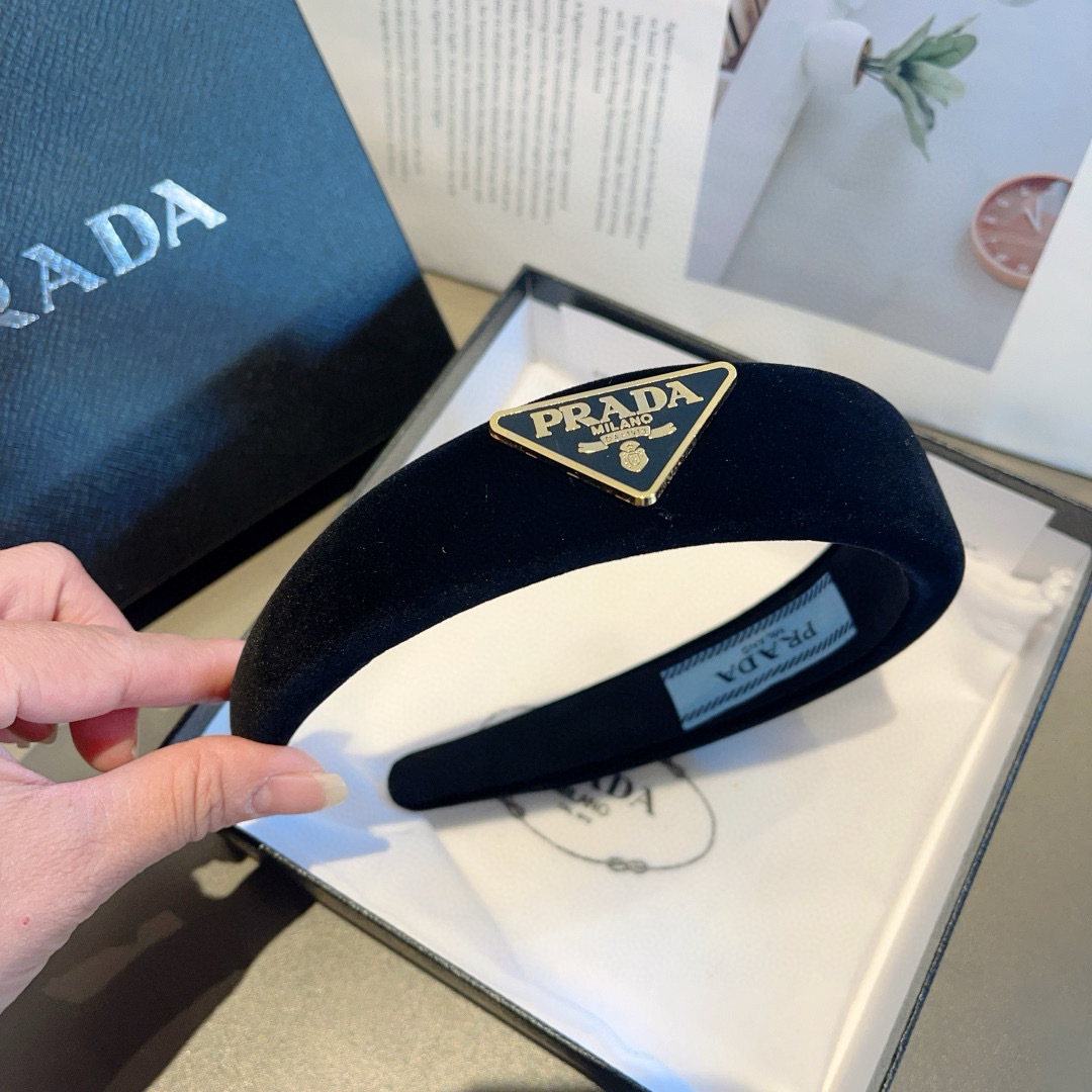 配包装
PRADA （普拉达）新款潮流字母发箍。气质女神必备单品，非常百搭，时尚潮流， 戴上它满满的高大