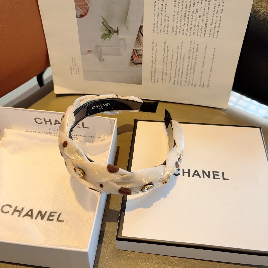 配包装
CHANEL（香奈儿）新款贴钻小香发箍，新品巨显脸小头箍，网红爆款推荐 搭配高端双Ｃlogo ，