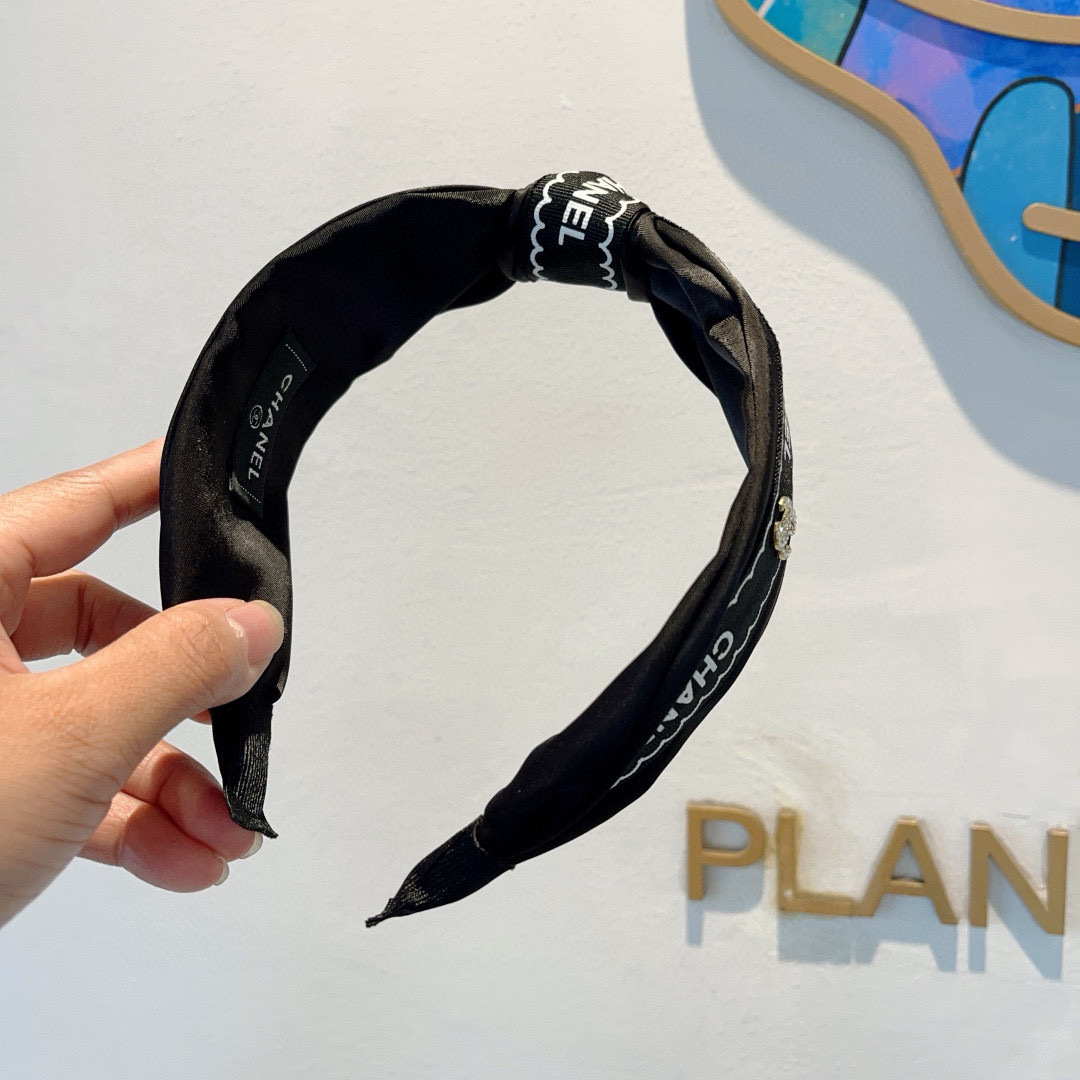 配包装
CHANEL（香奈儿）最新款小香发箍，新品巨显脸小头箍，网红爆款推荐 搭配高端双Ｃlogo ，超