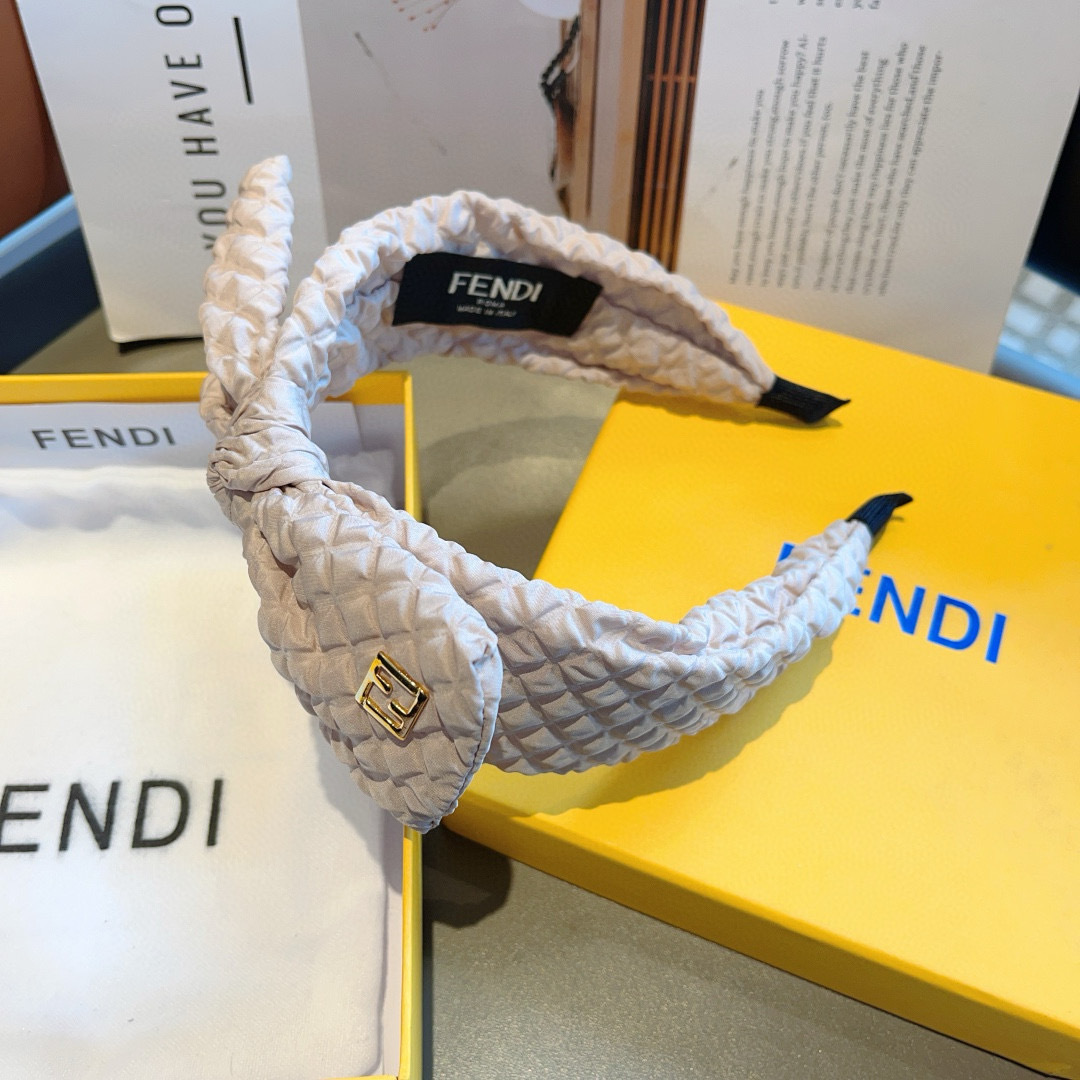 配包装
FENDI（芬迪）菱格蝴蝶结发箍 甜酷风头饰 
设计风格特别 用料精细 超级百搭！
