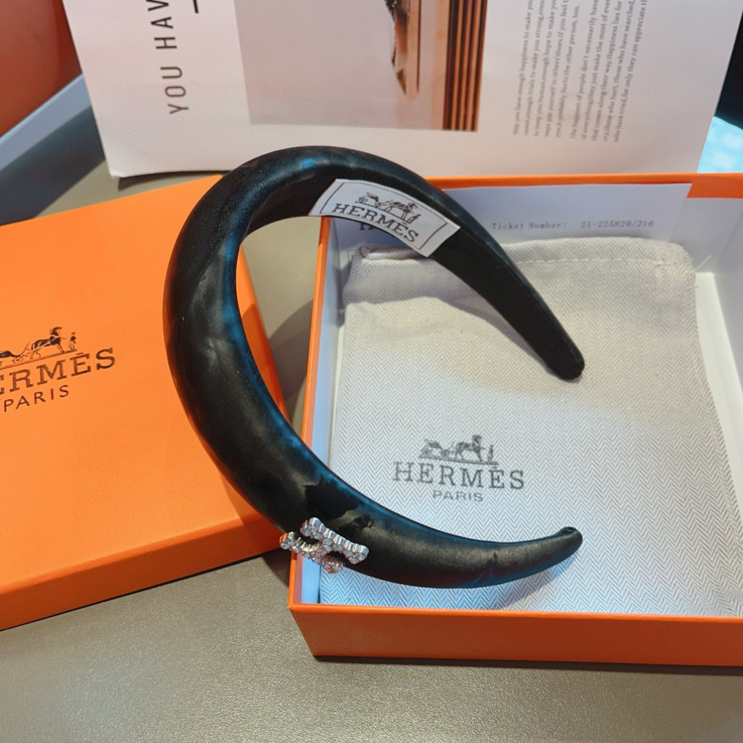 配包装
Hermes（爱马仕）  火爆定制款涂鸦发箍，网红同款  进口面料， 出口订单、细节全部实拍！特