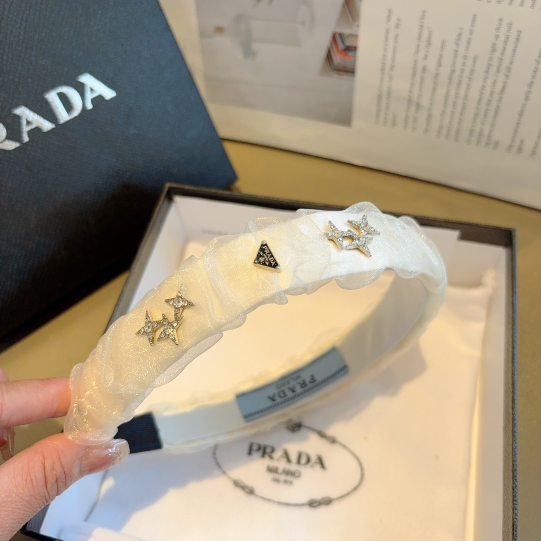 配包装
PRADA （普拉达） 欧美新款潮流贴钻发箍，明星同款 女神必备单品，非常百搭，时尚潮流， 戴上