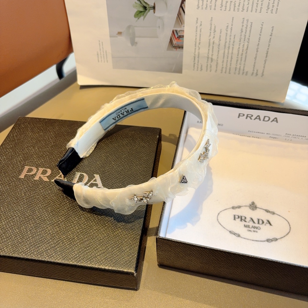 配包装
PRADA （普拉达） 欧美新款潮流贴钻发箍，明星同款 女神必备单品，非常百搭，时尚潮流， 戴上
