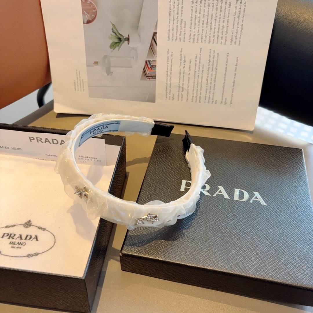 配包装
PRADA （普拉达） 欧美新款潮流贴钻发箍，明星同款 女神必备单品，非常百搭，时尚潮流， 戴上