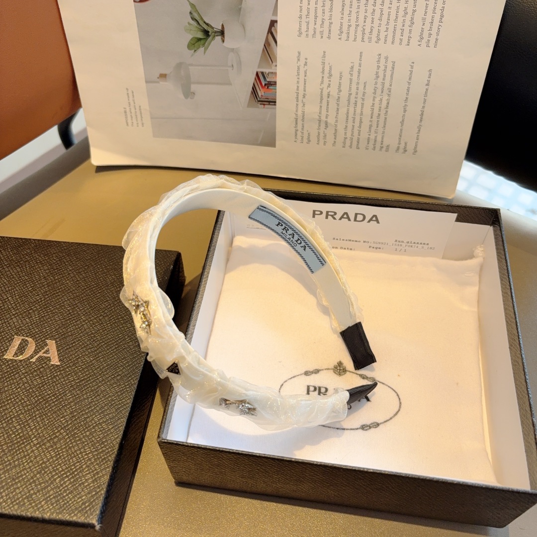 配包装
PRADA （普拉达） 欧美新款潮流贴钻发箍，明星同款 女神必备单品，非常百搭，时尚潮流， 戴上