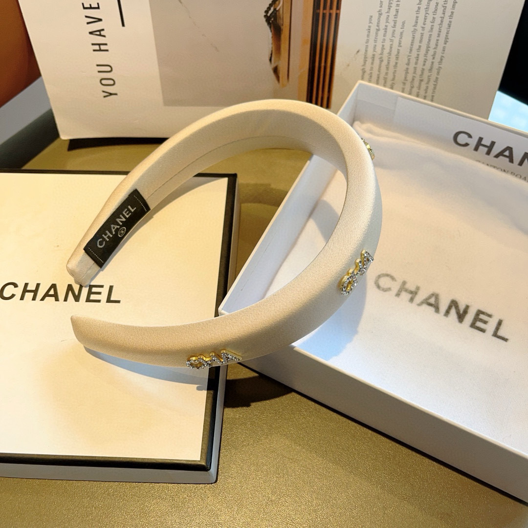 配包装
CHANEL（香奈儿）新款缎面小香发箍，复古头箍，网红爆款推荐 搭配高端材质，超精致，时尚百搭。