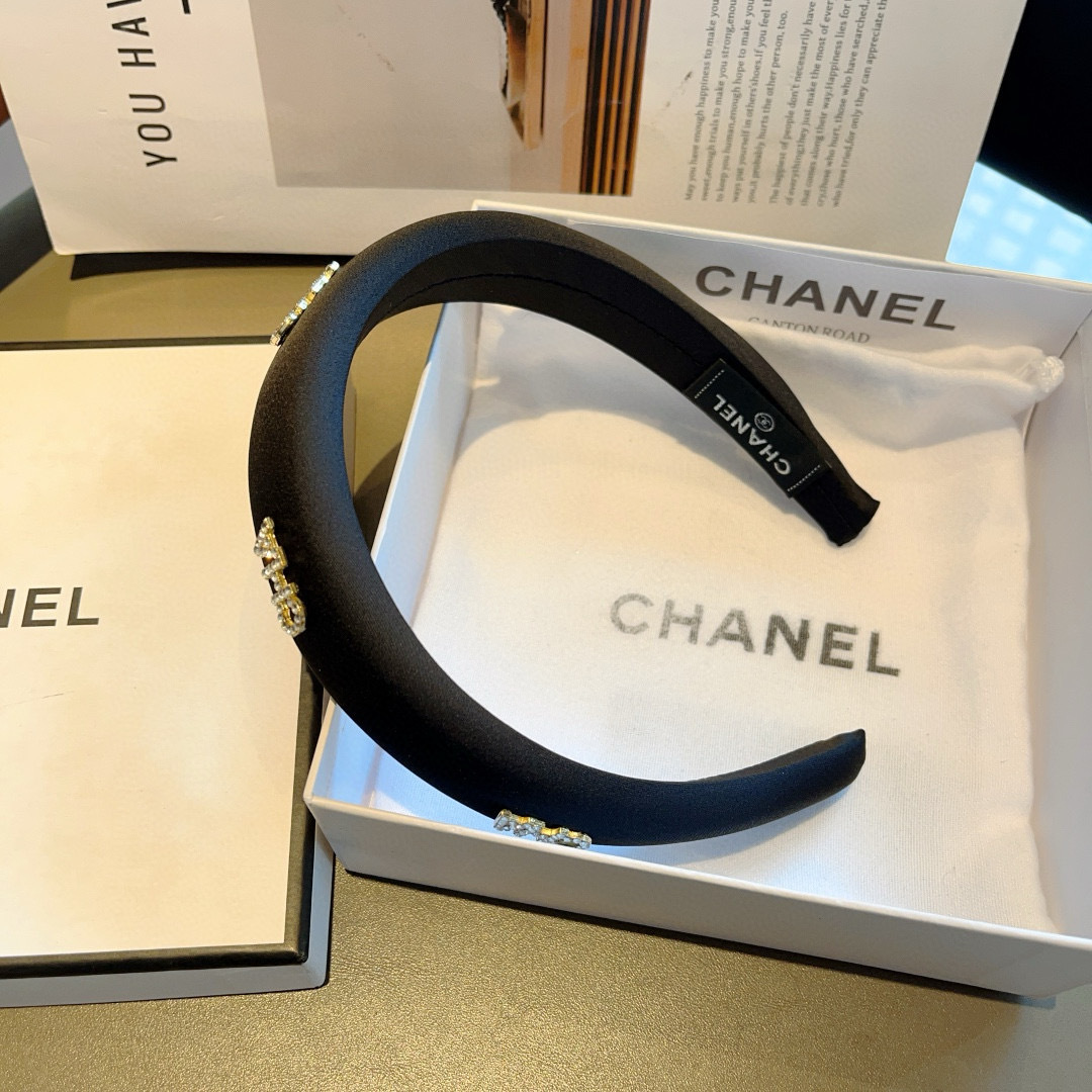 配包装
CHANEL（香奈儿）新款缎面小香发箍，复古头箍，网红爆款推荐 搭配高端材质，超精致，时尚百搭。