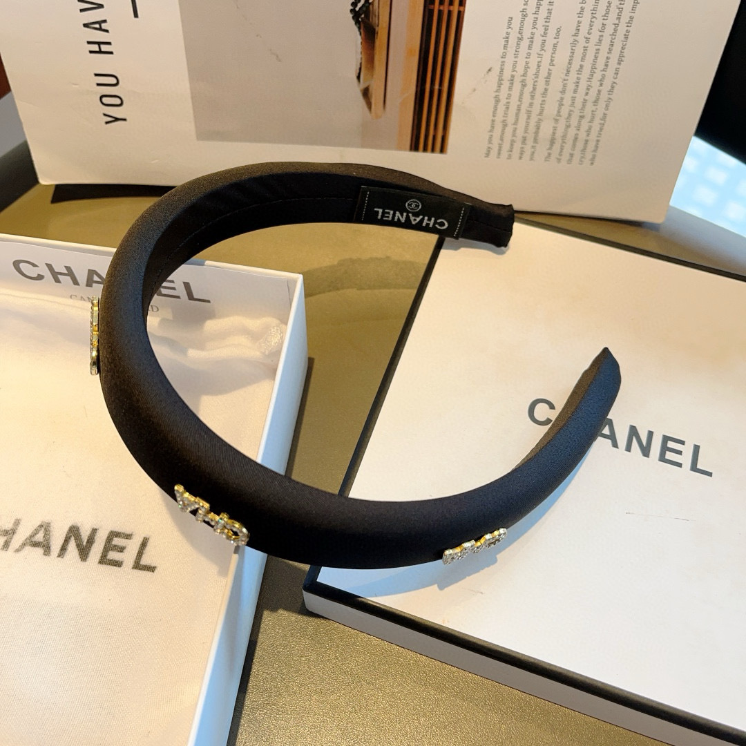 配包装
CHANEL（香奈儿）新款缎面小香发箍，复古头箍，网红爆款推荐 搭配高端材质，超精致，时尚百搭。