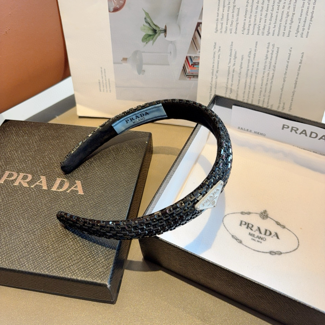 配包装
PRADA （普拉达） 欧美新款潮流贴钻发箍，明星同款 女神必备单品，非常百搭，时尚潮流， 戴上