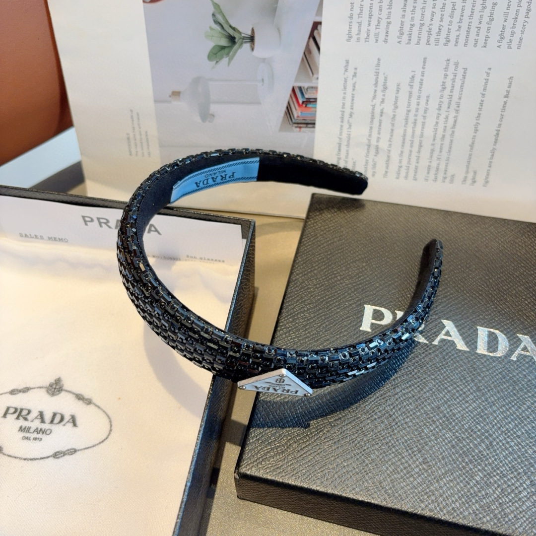 配包装
PRADA （普拉达） 欧美新款潮流贴钻发箍，明星同款 女神必备单品，非常百搭，时尚潮流， 戴上