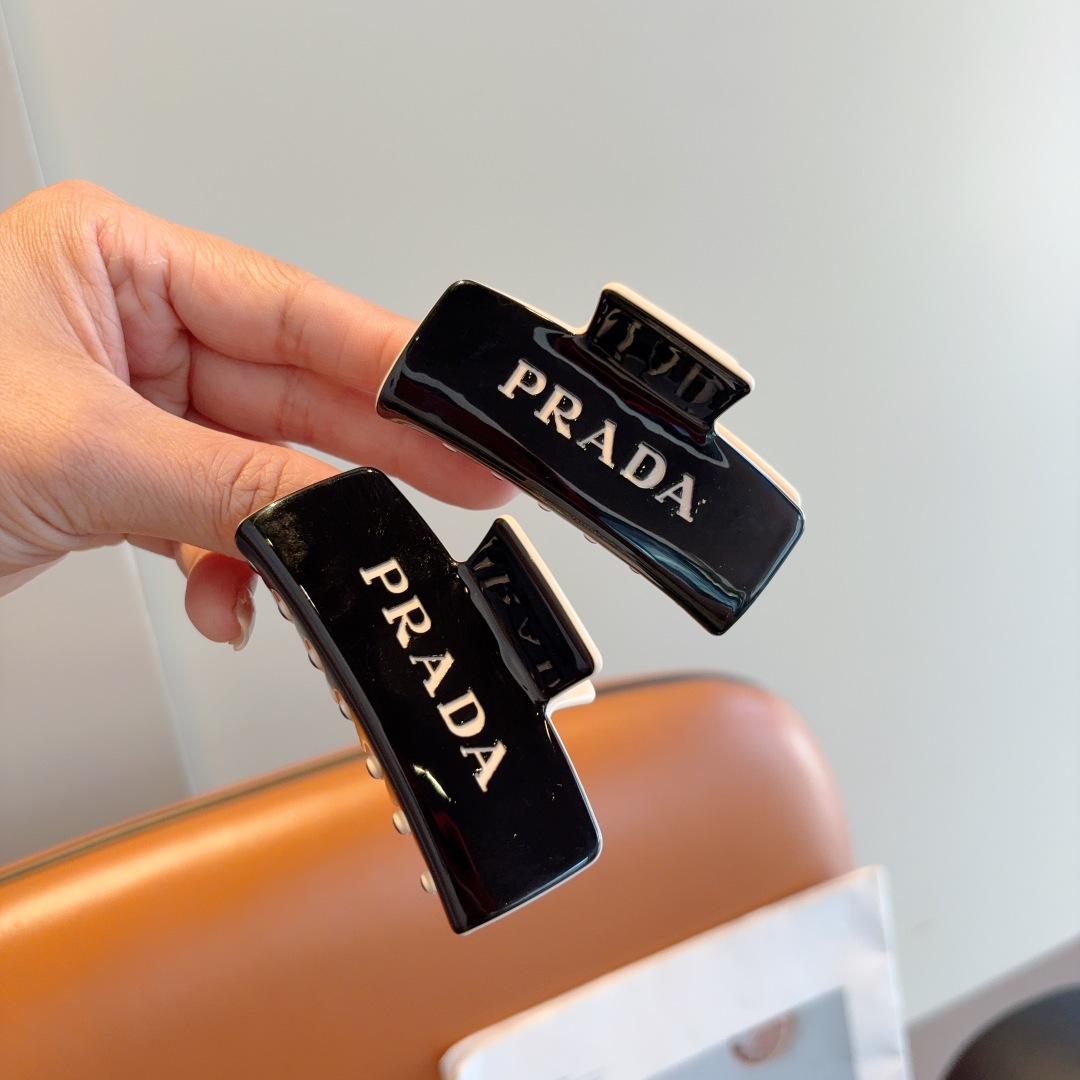 配包装
PRADA （普拉达） 新款潮流抓夹，网红同款 女神必备单品，非常百搭，时尚发夹， 戴上它满满的