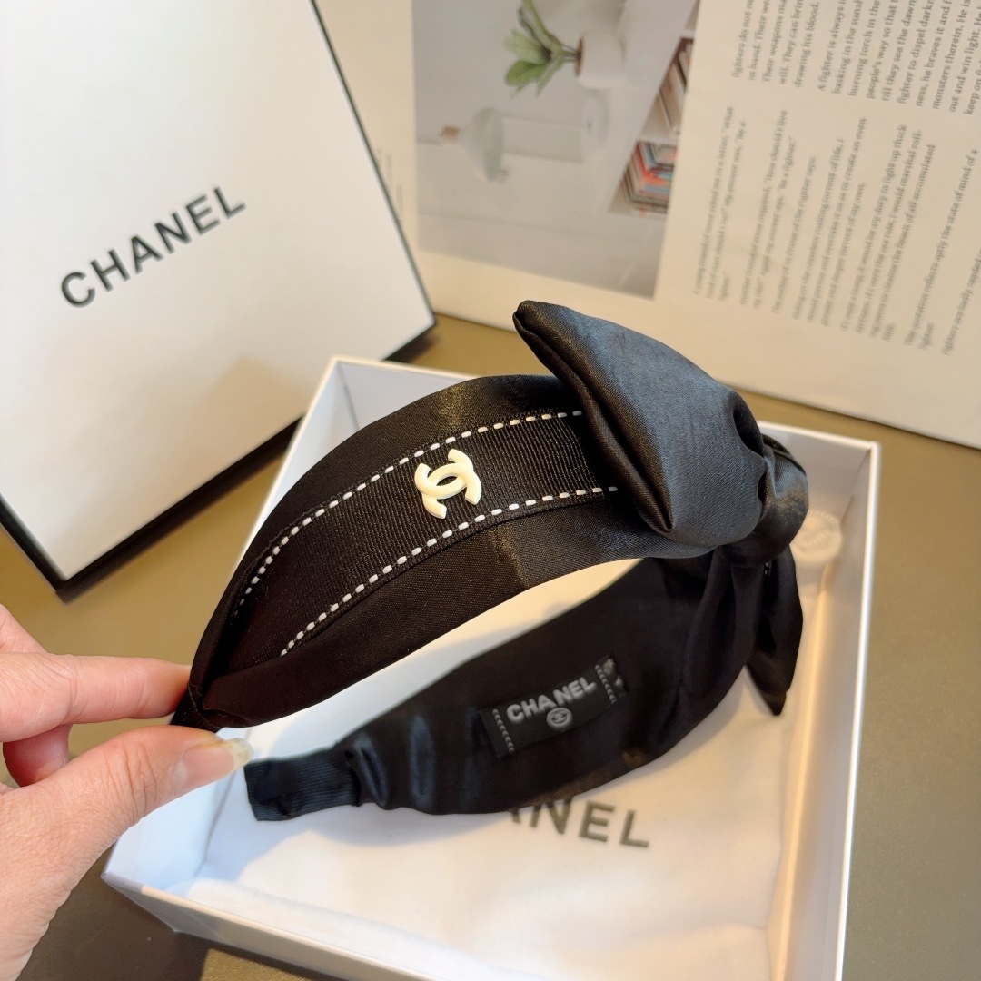 配包装
CHANEL（香奈儿）新款缎面小香蝴蝶结发箍，复古头箍，网红爆款推荐 搭配高端材质