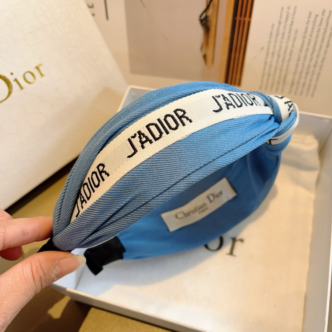 配包装
Dior（迪奥） 经典新款打结牛仔布发箍,专柜原单货，让你的魅力绽放 清新淑女范让时尚更简单。