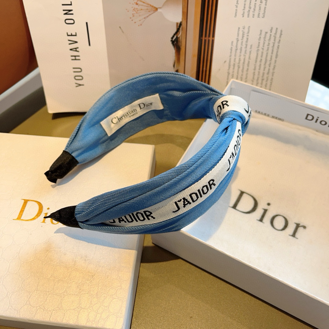 配包装
Dior（迪奥） 经典新款打结牛仔布发箍,专柜原单货，让你的魅力绽放 清新淑女范让时尚更简单。