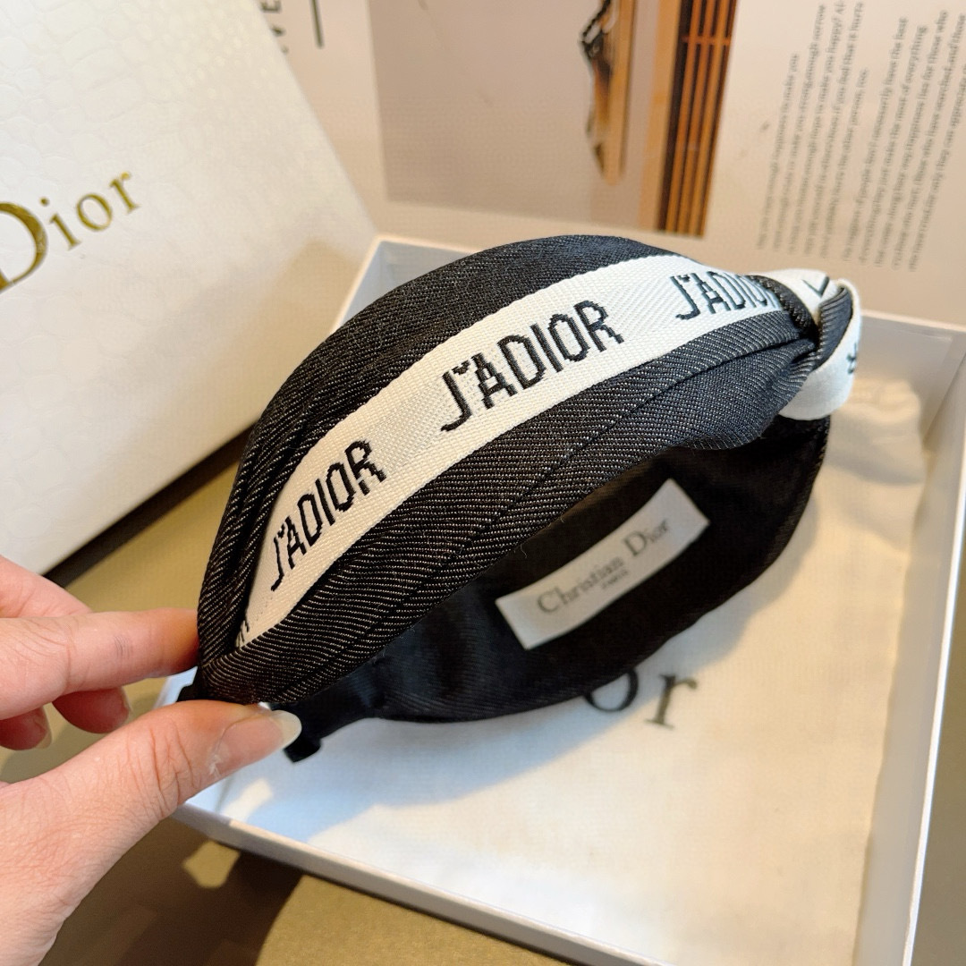配包装
Dior（迪奥） 经典新款打结牛仔布发箍,专柜原单货，让你的魅力绽放 清新淑女范让时尚更简单。